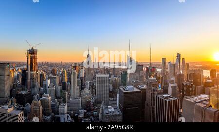 Blick auf Midtown und Downtown Manhattan und Empire State Building von der Spitze des Felsens Observation Center bei Sonnenuntergang, das Rockefeller Center, die Manhattan Stockfoto