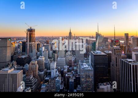 Blick auf Midtown und Downtown Manhattan und Empire State Building von der Spitze des Felsens Observation Center bei Sonnenuntergang, das Rockefeller Center, die Manhattan Stockfoto