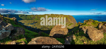 Gesamten Rano Kau Vulkankrater Panorama von Orongo Stockfoto