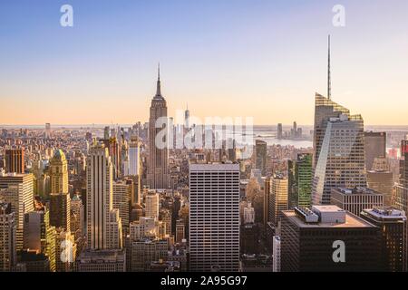 Blick auf Midtown und Downtown Manhattan und Empire State Building von der Spitze des Felsens Observation Center, das Rockefeller Center, Manhattan, New York