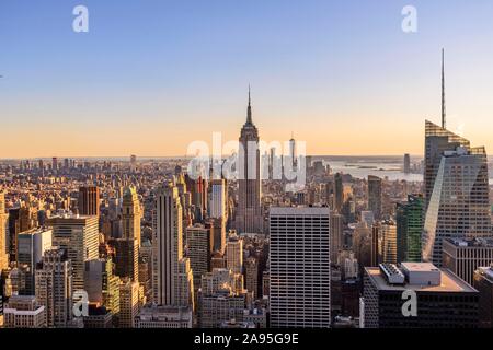 Blick auf Midtown und Downtown Manhattan und Empire State Building von der Spitze des Felsens Observation Center, das Rockefeller Center, Manhattan, New York Stockfoto