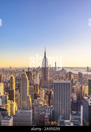 Blick auf Midtown und Downtown Manhattan und Empire State Building von der Spitze des Felsens Observation Center, das Rockefeller Center, Manhattan, New York Stockfoto