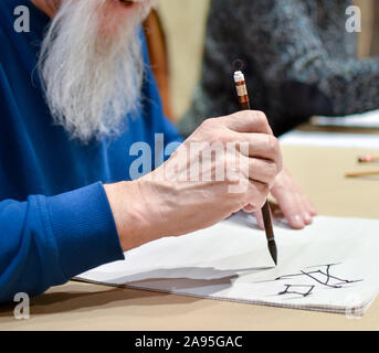 Kalligraphie Meister Zeichnung chinesische Hieroglyphe mit einer Bürste Stockfoto