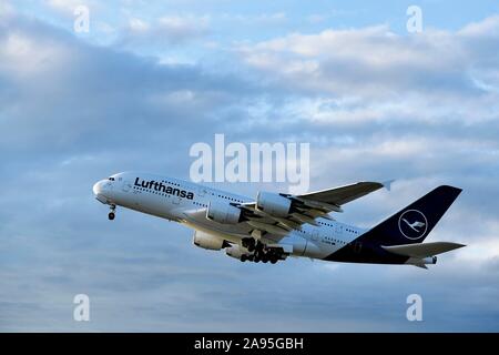 A380 starten, Lufthansa, Airbus A380-800, Flughafen München, Oberbayern, Bayern, Deutschland Stockfoto