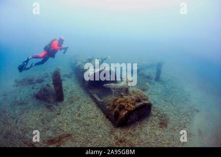 Wrack eines North American B25 Mitchell Bomber aus dem zweiten Weltkrieg mit Diver, Korsika, Frankreich Stockfoto