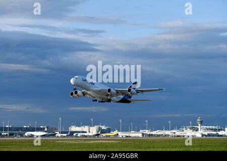 A380-Launch vor Terminal 2, Satelliten, Lufthansa, Airbus A380-800, Flughafen München, Oberbayern, Bayern, Deutschland Stockfoto