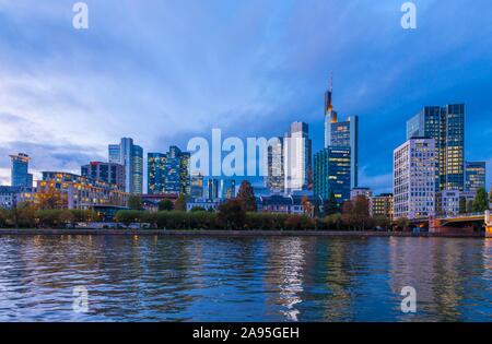 Skyline von Frankfurt mit beleuchteten Wolkenkratzer und Wasser Reflexionen im Main, Schaumainkai, Frankfurt am Main, Hessen, Deutschland Stockfoto