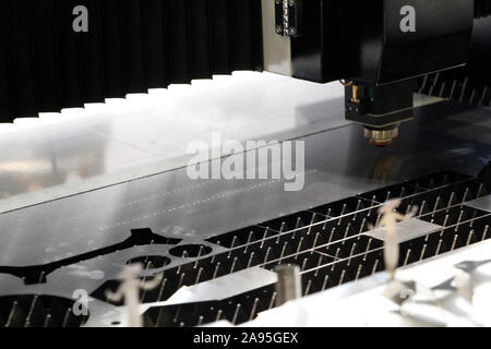 Laser maschinen für Metall. CNC-Steuerung. Leistungsstarke Industrie Laser Cutter in einer Fabrik. Faserlaser Maschine ausgelegt für das Schneiden von dünnen Blechen. Stockfoto