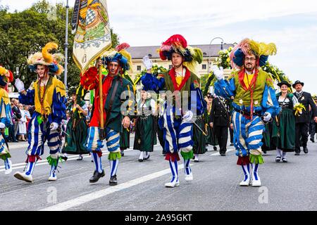 Fahnenträger der Königlich privilegierten main Rifle Club 1406 München, Schießen und traditionellen Trachtenumzug während des Oktoberfestes, München, Oberbayern Stockfoto