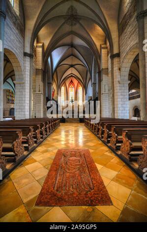 Interieur, Grabstein auf dem Fußboden, Mariendom, der Kathedrale Unserer Lieben Frau, Augsburg, Bayern, Deutschland Stockfoto