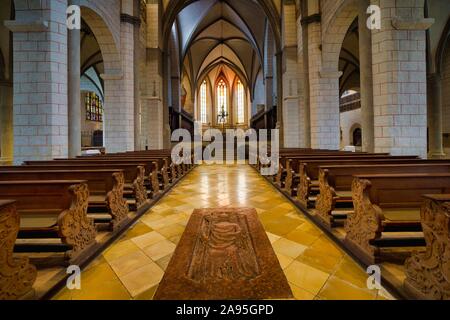 Interieur, Grabstein auf dem Fußboden, Mariendom, der Kathedrale Unserer Lieben Frau, Augsburg, Bayern, Deutschland Stockfoto