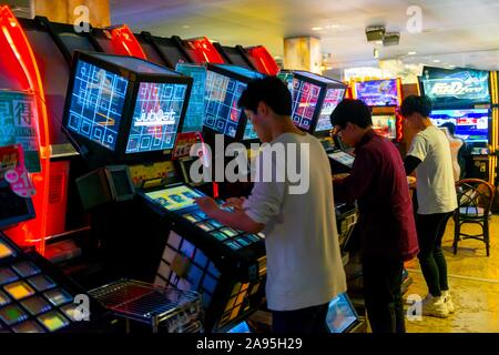 Jugendliche spielen Jubeat, Japanischen arcade spiel, Anata no Lager Arcade, Cyberpunk Stil, Kawasaki, Japan Stockfoto