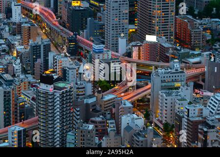 Straßen führen durch Wolkenkratzer, Blick von der Roppongi Hills, Stadtblick, Tokio, Japan Stockfoto