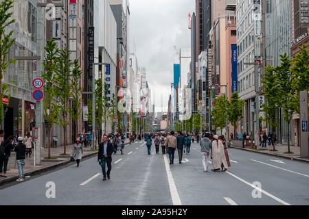 Die Menschen auf der Straße, Shopping Meile zwischen Wolkenkratzern, Ginza, Tokyo, Japan Stockfoto
