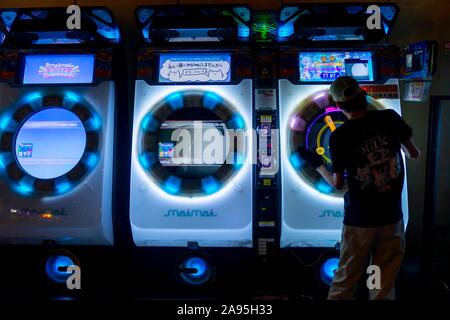 Jugend spielt Maimai, Japanischen arcade spiel, arcade Anata kein Lager, Cyberpunk Stil, Kawasaki, Japan Stockfoto