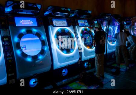 Jugend spielt Maimai, Japanischen arcade spiel, arcade Anata kein Lager, Cyberpunk Stil, Kawasaki, Japan Stockfoto