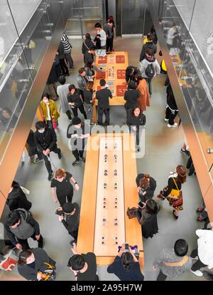 Menge im Apple Store einkaufen, Tisch mit Uhren, iWatch, Ginza, Chuo City, Tokio, Japan Stockfoto