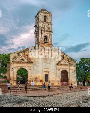 Spielen Jugendliche vor der Kirchenruine, Trinidad, Kuba Stockfoto