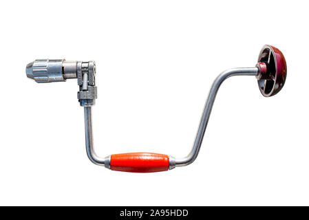 Alte Handbohrmaschine mit rotem Griff aus Holz, auf einem weißen Hintergrund mit einen Freistellungspfad isoliert. Stockfoto