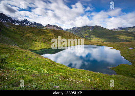 Lago Verney, Lac du Verney. Alpine Lake in der Nähe von Colle del Piccolo San Bernardo. Valle d'Aosta. La Thuile. Alpine Landschaft der italienischen Alpen. Europa. Stockfoto