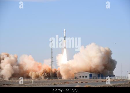 Jiuquan, Gansu Provinz Chinas. 13 Nov, 2019. Fernerkundungssatellit Jilin-1 Gaofen 02A mit Kuaizhou-1A (KZ-1A) Trägerrakete vom Jiuquan Satellite Launch Center in Jiuquan im Nordwesten der chinesischen Provinz Gansu, Nov. 13, 2019 gestartet wird. Credit: Wang Jiangbo/Xinhua/Alamy leben Nachrichten Stockfoto