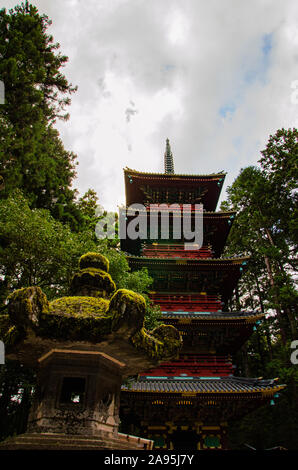 Fünfstöckige Pagode und Torii-tor in Nikko, Japan Stockfoto