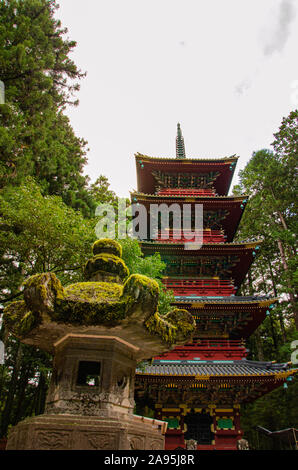 Fünfstöckige Pagode und Torii-tor in Nikko, Japan Stockfoto