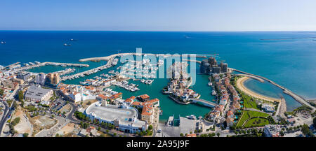 Panoramablick auf die neue Marina in Limassol, Zypern, Ansicht von oben Stockfoto