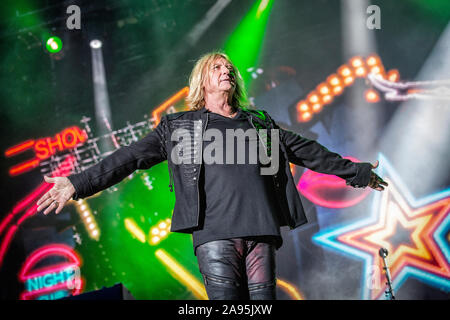 Solvesborg, Schweden. 06. Juni, 2019. Die englische Rockband Def Leppard führt ein Live Konzert in der schwedischen Musik Festival Sweden Rock Festival 2019. Hier Sänger Joe Elliot ist live auf der Bühne gesehen. (Foto: Gonzales Foto - Terje Dokken). Stockfoto