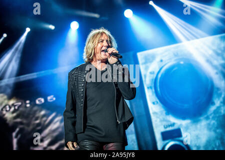 Solvesborg, Schweden. 06. Juni, 2019. Die englische Rockband Def Leppard führt ein Live Konzert in der schwedischen Musik Festival Sweden Rock Festival 2019. Hier Sänger Joe Elliot ist live auf der Bühne gesehen. (Foto: Gonzales Foto - Terje Dokken). Stockfoto