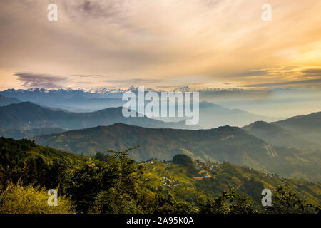 Sonnenaufgang Blick auf das Himalaya Gebirge von einer Lodge in Chisapani mit terrassierten Berge im Vordergrund während einer Langtang trek Gosaikunda Stockfoto