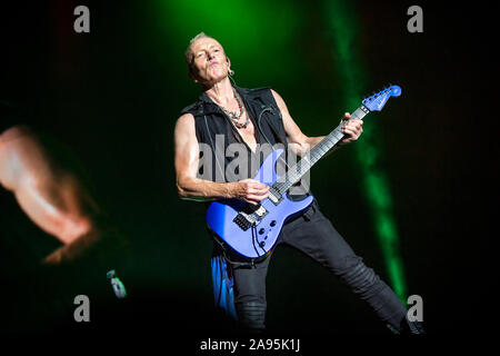 Solvesborg, Schweden. 06. Juni, 2019. Die englische Rockband Def Leppard führt ein Live Konzert in der schwedischen Musik Festival Sweden Rock Festival 2019. Hier Gitarrist Phil Collen gesehen wird live auf der Bühne. (Foto: Gonzales Foto - Terje Dokken). Stockfoto