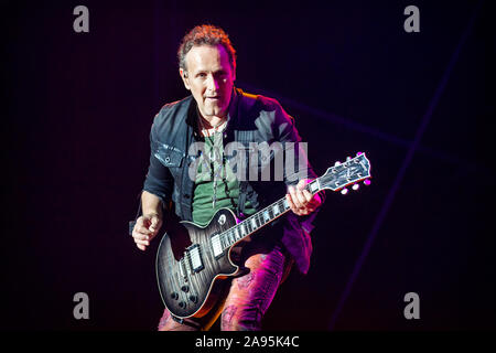 Solvesborg, Schweden. 06. Juni, 2019. Die englische Rockband Def Leppard führt ein Live Konzert in der schwedischen Musik Festival Sweden Rock Festival 2019. Hier Gitarrist Vivian Campbell ist live auf der Bühne gesehen. (Foto: Gonzales Foto - Terje Dokken). Stockfoto