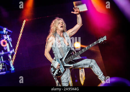 Solvesborg, Schweden. 06. Juni, 2019. Die englische Rockband Def Leppard führt ein Live Konzert in der schwedischen Musik Festival Sweden Rock Festival 2019. Hier Bassist Rick Savage ist live auf der Bühne gesehen. (Foto: Gonzales Foto - Terje Dokken). Stockfoto