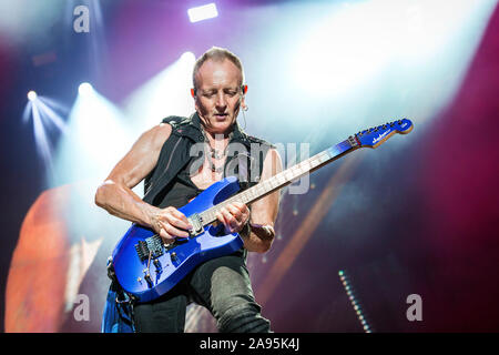 Solvesborg, Schweden. 06. Juni, 2019. Die englische Rockband Def Leppard führt ein Live Konzert in der schwedischen Musik Festival Sweden Rock Festival 2019. Hier Gitarrist Phil Collen gesehen wird live auf der Bühne. (Foto: Gonzales Foto - Terje Dokken). Stockfoto