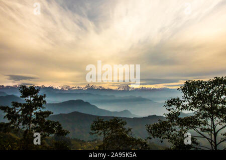 Sonnenaufgang Blick auf das Himalaya Gebirge von einer Lodge in Chisapani mit terrassierten Berge im Vordergrund während einer Langtang trek Gosaikunda Stockfoto