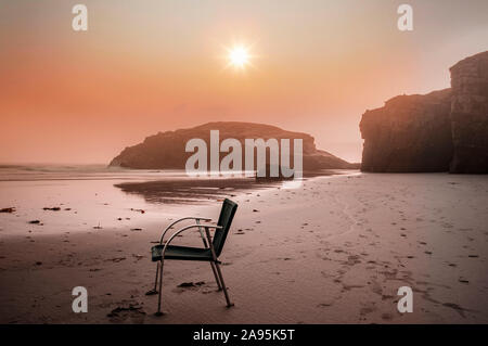 Sitz auf der einsamen Strand Stockfoto