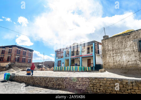 Spiti Valley, Himachal Pradsh, Indien, Dezember 2019 - die weltweit höchste Restaurant alleine weit weg stehen in Himalaya Mountain gegen den blauen Himmel Wolken b Stockfoto