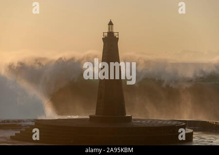 Wellen gegen den Leuchtturm Stockfoto