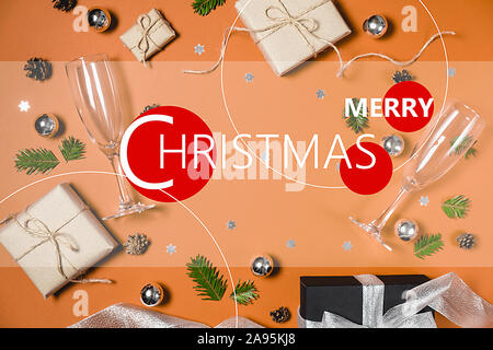 Frohes Neues Jahr, Weihnachten Weihnachtskugel mit handgefertigten Geschenkboxen mit Handwerk Papier der Fir Tree Branches eingerichtet, zwei Gläser Champagner, Kiefer und Konfetti auf ora Stockfoto