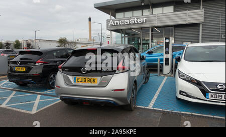 Nissan Leaf 40 kW elektrische Auto schnell aufladen an der Nissan agent, Slough, Großbritannien Stockfoto