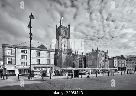 Schwarz-weiß-Ansicht von Cirencester Stadtzentrum mit dem Markt und Pfarrkirche St. Johannes der Täufer Stockfoto