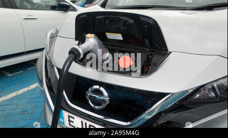 Nissan Leaf 40 kW elektrische Auto schnell aufladen an der Nissan agent, Slough, Großbritannien Stockfoto