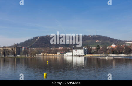 Panorama Blick über die Moldau zu den weißen Museum Kampa und der Hügel mit Blick über die Kinsky Garden Prag, Tschechische Republik Stockfoto