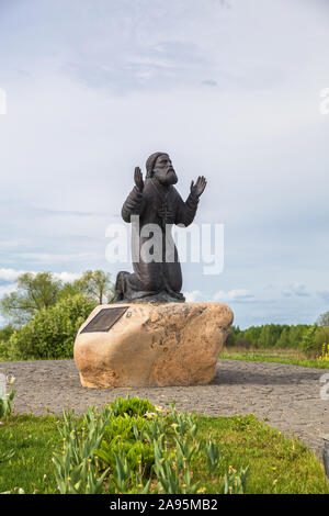 GODENOVO, Jaroslawl, Russland - 12. MAI 2019: Denkmal für die Seraphim von Sarow in kniender Gebet auf Stein Boulder. Bildhauers Sergej Bychkov, 2017 Stockfoto