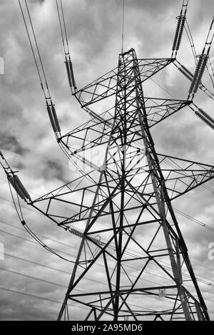 Schwarz und Weiß (Infrarot) Bild von Netz Strommasten unter einem wütenden Himmel in der Nähe von Cirencester Stockfoto