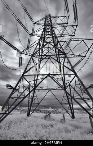 Schwarz und Weiß (Infrarot) Bild von Netz Strommasten unter einem wütenden Himmel in der Nähe von Cirencester Stockfoto