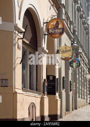 Staropramen, Kozel und Heineken, lokale und internationale Biere geworben auf ein Restaurant Fassade in Prag, Tschechische Republik Stockfoto