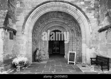 Die normannische Veranda in Malmesbury Abbey in Malmesbury, Wiltshire, Großbritannien Stockfoto