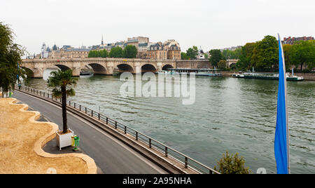 Seine River North Bank in Richtung Pont Neuf (Brücke), Paris, Frankreich Stockfoto